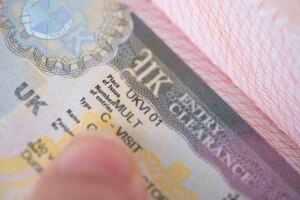 بوابة تأشيرات المملكة المتحدة تكشف عن جوازات سفر وآلاف الصور الشخصية للمتقدمين على الإنترنت — ولم تصلح التسرب بعد