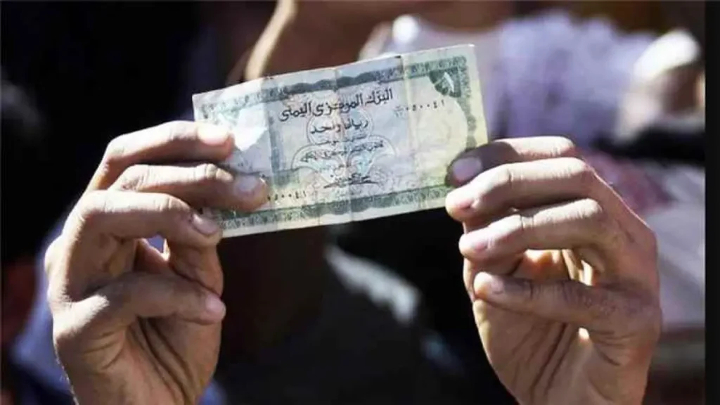 عاجل: كيف تحولت الحرب إلى دورتين ماليتين؟ ريالان، سعران، وشبكات صرافين تسيطر على اليمن... ودولة تدفع الفاتورة عند الخبز والوقود!