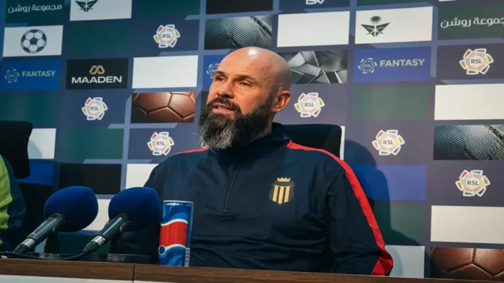مدرب الخليج يحذر: الهلال سيكون في أوج شراسته بعد فوز القادسية على النصر... وهذه هي خطته السرية للصمود في المباراة!