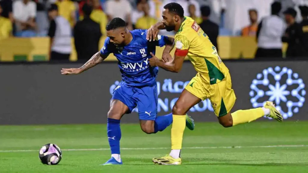 هدف غريب لمدافع الخليج ريبوتشو أمام الهلال يثير ضجة