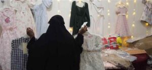 اخبار عدن – ذو النورين وبن شعيلة يقدمان مساعدات عيد ومواد غذائية لعائلات شهداء الشرطة في عدن