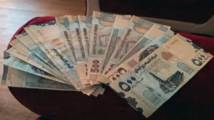 عاجل: فروق سعر الدولار تصل إلى 1000% بين صنعاء وعدن… والريال اليمني يُظهر استقراراً ملحوظاً!