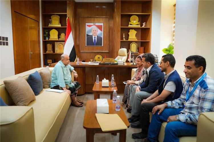 عضو مجلس القيادة سالم الخنبشي يلتقي في المكلا وفد برنامج الغذاء العالمي