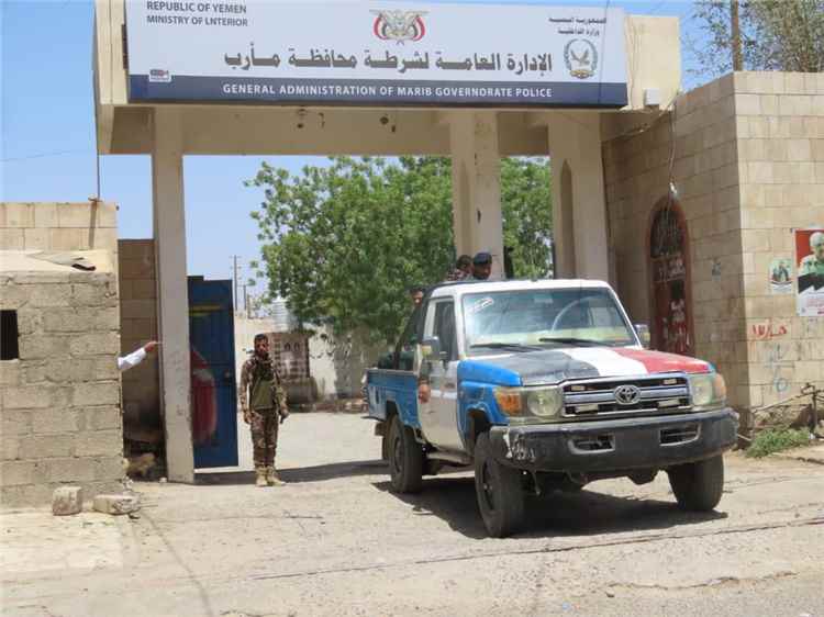 شرطة مأرب تلقي القبض على ثلاثة متهمين في قضية شروع بالقتل