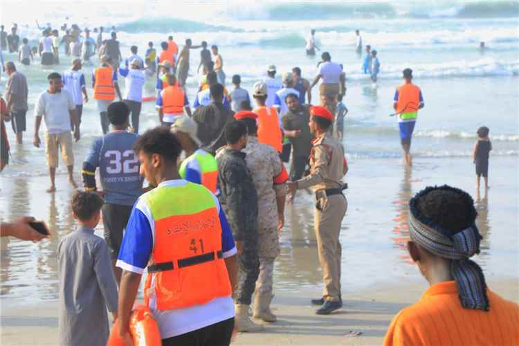 خفر سواحل حضرموت ينقذ 4 حالات غرق خلال ثالث أيام موسم نجم البلدة
