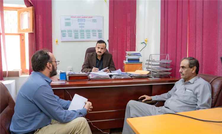 محافظ شبوة يؤكد دعم الحريات الصحفية ويبحث مع