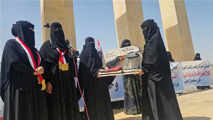 نساء مأرب يرفعن راية الكرامة.. و