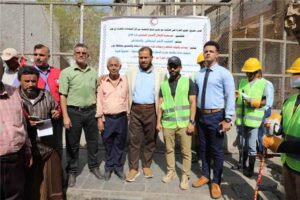 اخبار عدن – المدير التنفيذي لصندوق النظافة يطلق العمل باستخدام معدات الهلال الأحمر في منطقة فتح مجا