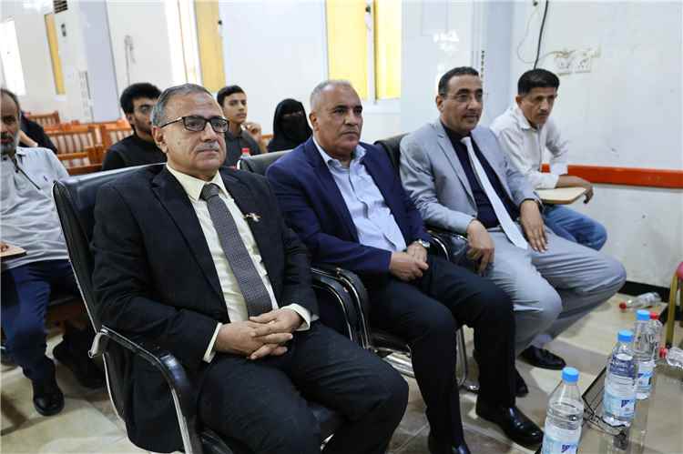بحضور وزير التربية والتعليم.. كلية اللغات بجامعة عدن تدشن مناقشة (53) مشروعًا علميًا
