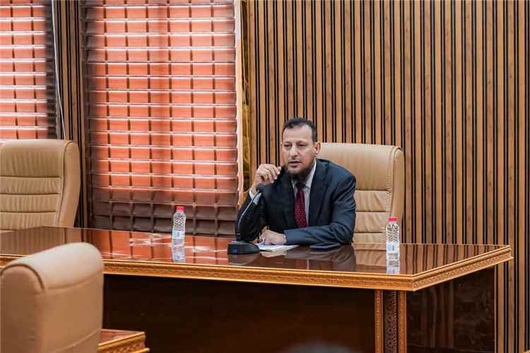 محافظ عدن يترأس اجتماعًا موسعًا لمناقشة سير العمل الخدمي والاستعدادات للمنخفض الجوي