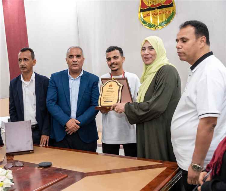 معالي وزير التربية والتعليم يكرّم أبطال مدارس