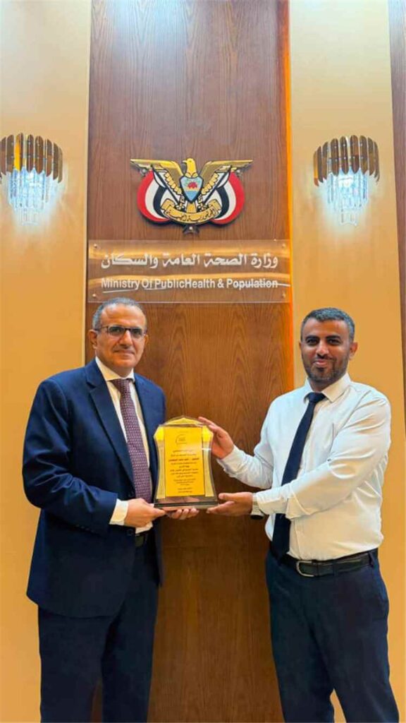 وزير الصحة يكرّم الدكتور أحمد ناصر السعيدي بدرع التميز المؤسسي