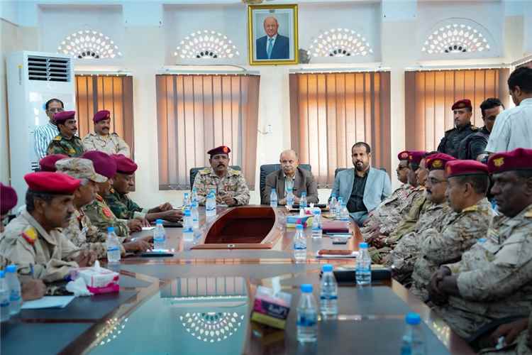 الخنبشي يعقد لقاءً موسعاً بقيادة المنطقة العسكرية الثانية ويؤكد أهمية وحدة القرار العسكري وتعزيز الجاهزية