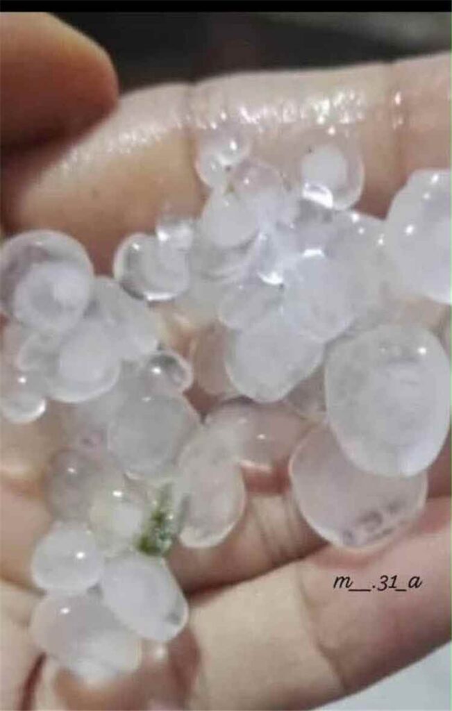 أمطار مصحوبة بحبات البرد تهطل على لحج.. وآمال بأن تمتد إلى عدن