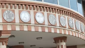 البنك المركزي اليمني : أسعار صرف الريال اليمني تتفاوت بشكل كبير بين صنعاء وعدن