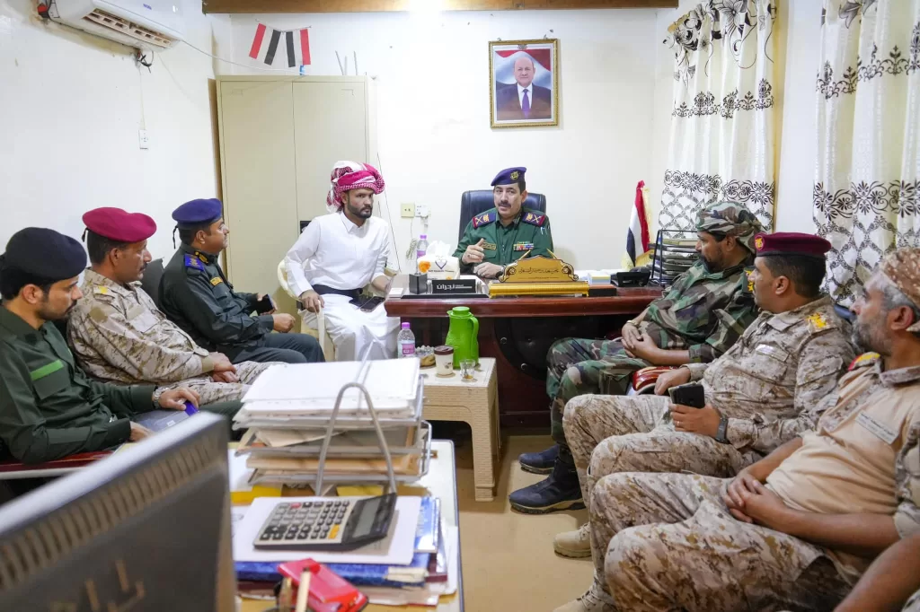 اخبار اليمن اليوم - وزير الداخلية حيدان يتفقد سير العمل في ميناء الوديعة ويشيد بالجهود المبذولة