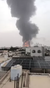 غارات جوية تستهدف ميناء الحديدة في اليمن الآن.. فما علاقة إسرائيل؟