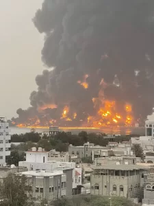 غارات جوية إسرائيلية تستهدف خزانات النفط ميناء الحديدة في اليمن الآن