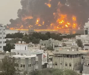 أخبار وتقارير – الغارات الإسرائيلية في اليمن استهدفت منشئات تكرير النفط في ميناء الحديدة (فيديو)