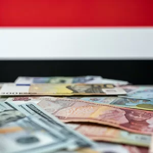 سعر الصرف اليوم في اليمن الجمعة تذبذبات ملحوظة بين حكومتي صنعاء وعدن