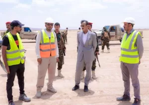أخبار وتقارير – المحافظ يتفقد إصلاح أعمدة الكهرباء المتضررة من الأمطار ومحطة الطاقة الشمسية.