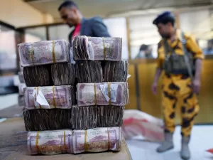 أخبار وتقارير – انهيار متسارع للريال اليمني.. الفجوة تتسع بين صنعاء وعدن