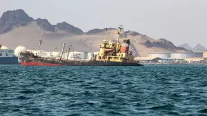 إعادة تصدير النفط اليمني: مفاوضات سرية بين صنعاء والرياض تبشر بصرف المرتبات