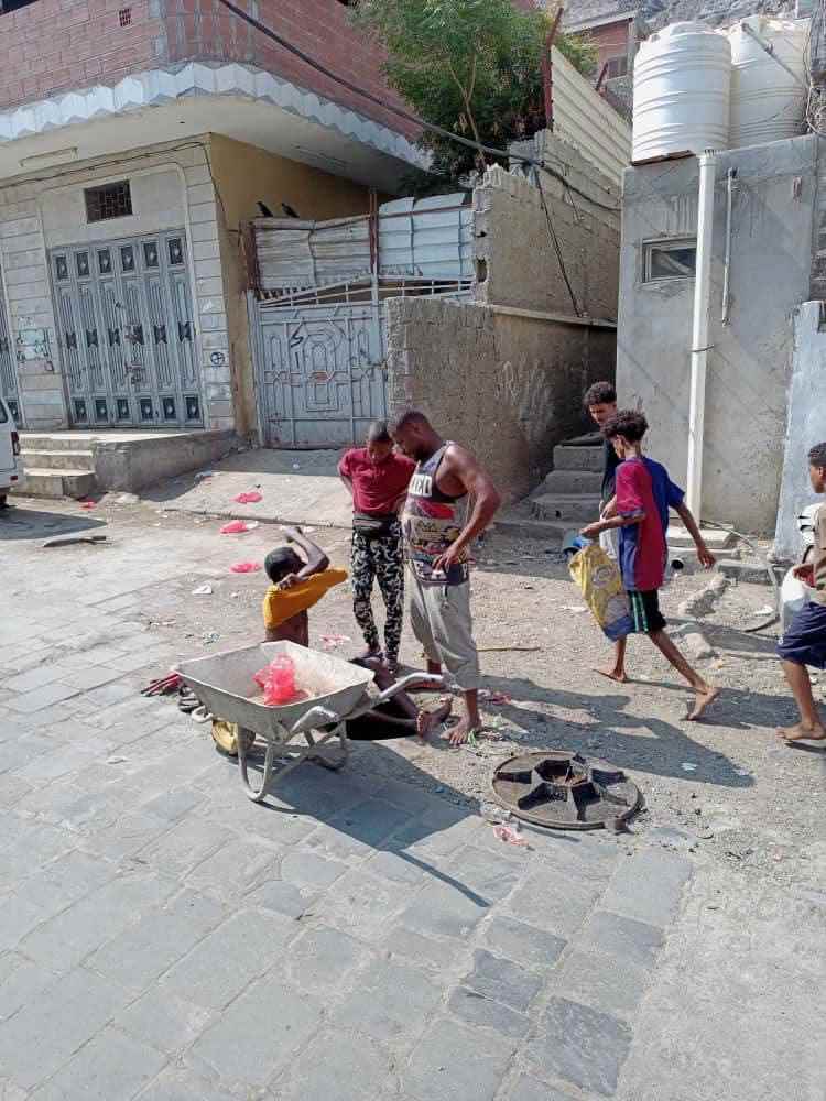 اخبار عدن – ادارة الصرف الصحي بالتواهي تستمر بالحملة الشاملة لصيانة شبكة الصرف الصحي