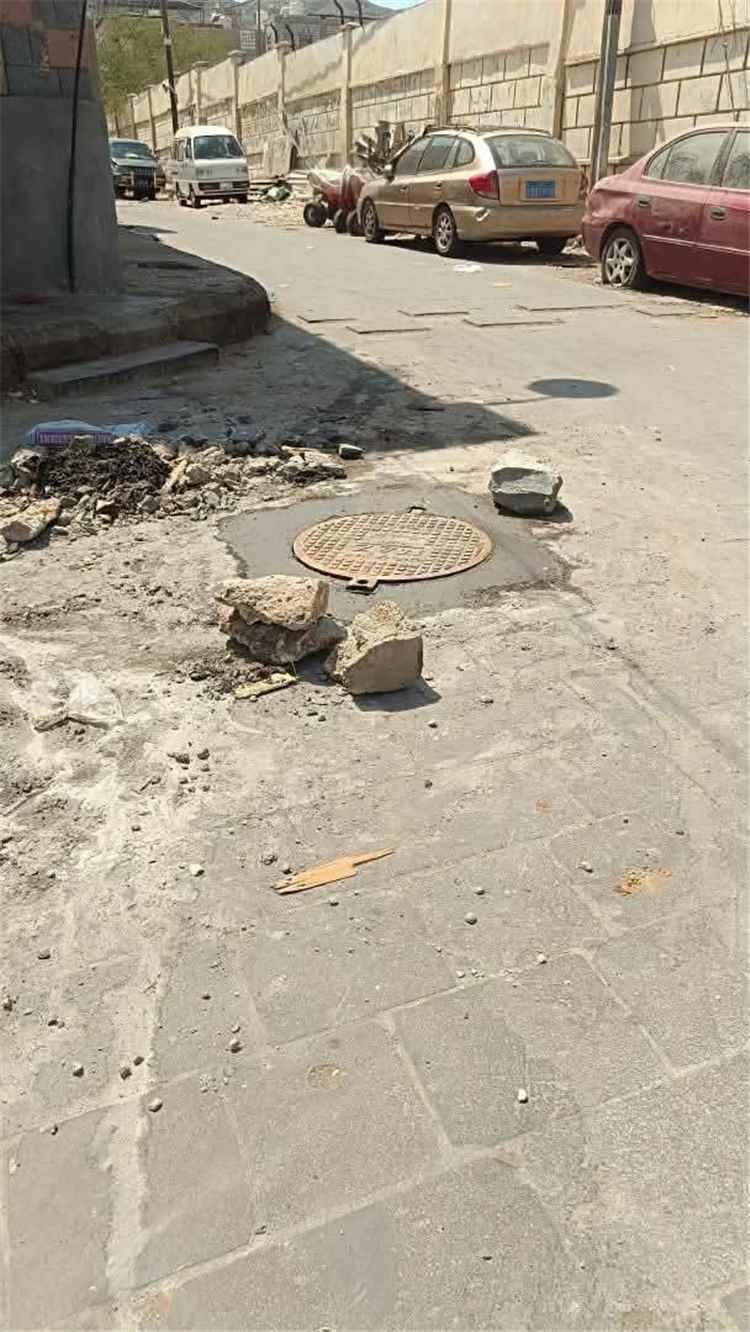 اخبار عدن – استمرار الحملة الشاملة لصيانة شبكة الصرف الصحي في مديرية التواهي لتعزيز الخدما