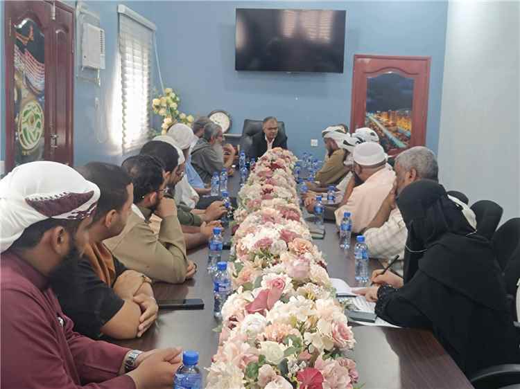 القلعة يلتقي أئمة مساجد المعلا لتعزيز التوعية بمخاطر المد الحوثي والشائعات والمخدرات