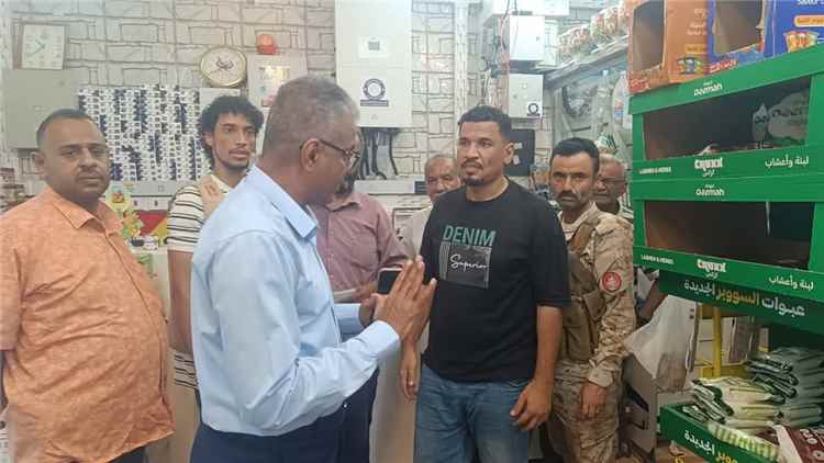 القلعة ينفذ نزولًا ميدانيًا إلى المحلات التجارية بالمعلا ويضبط مواد غذائية منتهية الصلاحية