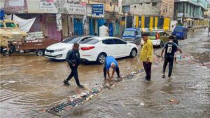 اخبار عدن – تنفيذ أعمال شفط مياه الأمطار ورفع المخلفات في مديرية صيرة