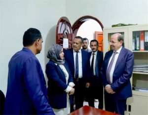 اخبار عدن – رئيس الوزراء يزور وزارة الشؤون القانونية ويؤكد على دورها في اعداد ملفات جرائم