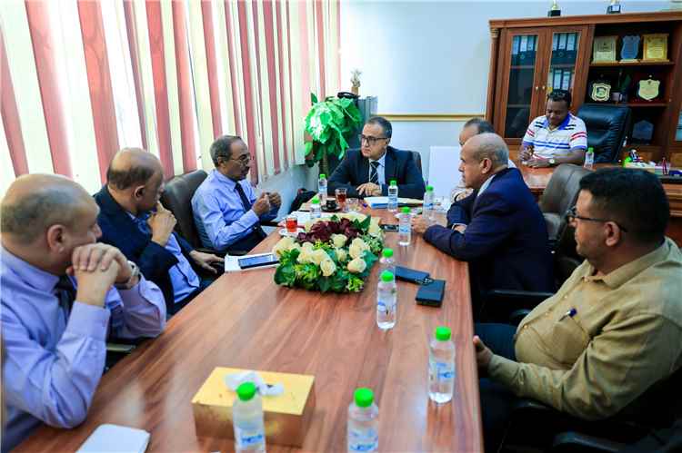 رئيس جامعة عدن يناقش مشروعي كلية الطاقة والذكاء الاصطناعي