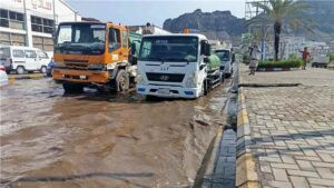 اخبار عدن – صندوق النظافة والتحسين بعدن يكثّف جهوده الميدانية لشفط مياه الأمطار من شوارع ا
