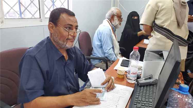 اخبار عدن – عدن: تدشين توزيع المساعدات الإنسانية للأسر النازحة في مديرية التواهي