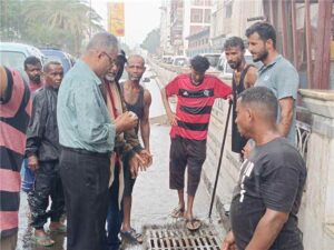 اخبار عدن – لتفادي تجمعات المياه وتسهيل حركة السير.. تحرك ميداني لقيادة المعلا لمتابعة مجا