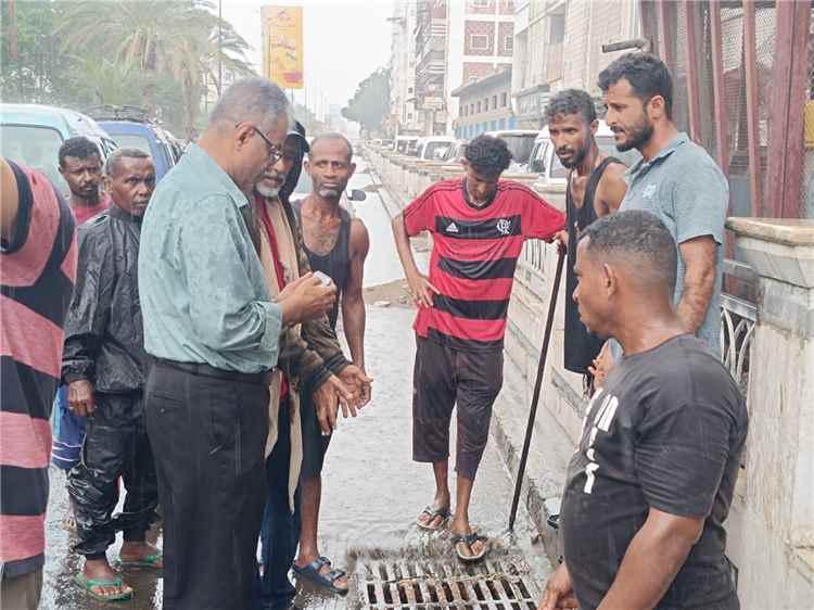 لتفادي تجمعات المياه وتسهيل حركة السير.. تحرك ميداني لقيادة المعلا لمتابعة مجاري الأمطار