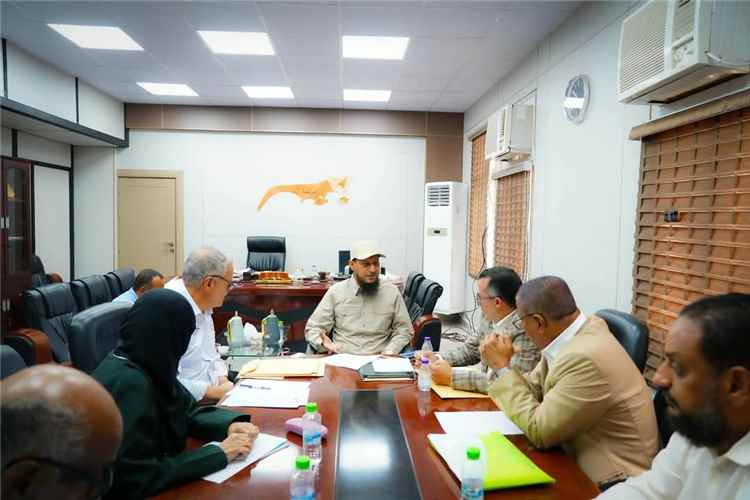 لجنة المناقصات بالعاصمة عدن تقر خمس مناقصات لتأهيل وسفلتة عدد من الطرق والشوارع الحيوية