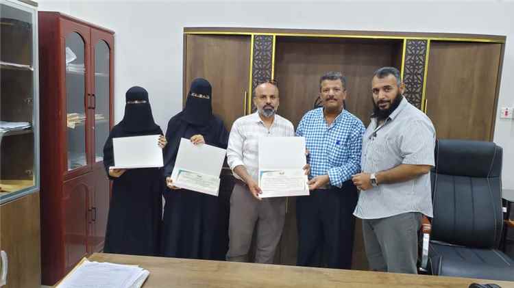 اخبار عدن – مدير عام التواهي يكرّم مجموعة أبان الخيرية والقمة للنظارات تقديرًا لجهودهما في