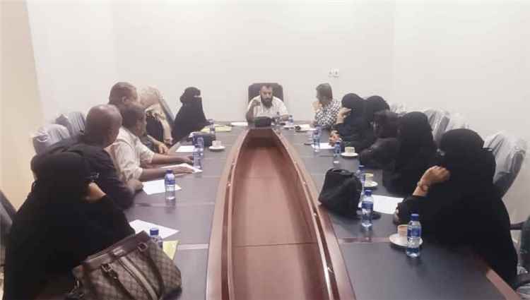 اخبار عدن – مدير عام مديرية التواهي يستعرض مخرجات لجنة تنظيم العمل بمركز الفتح الطبي