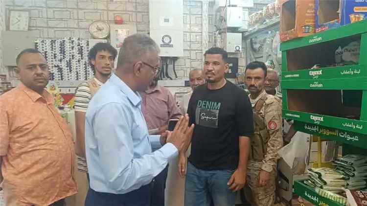 مدير عام مديرية المعلا ومكتب التجارة يضبطون مواد غذائية منتهية الصلاحية
