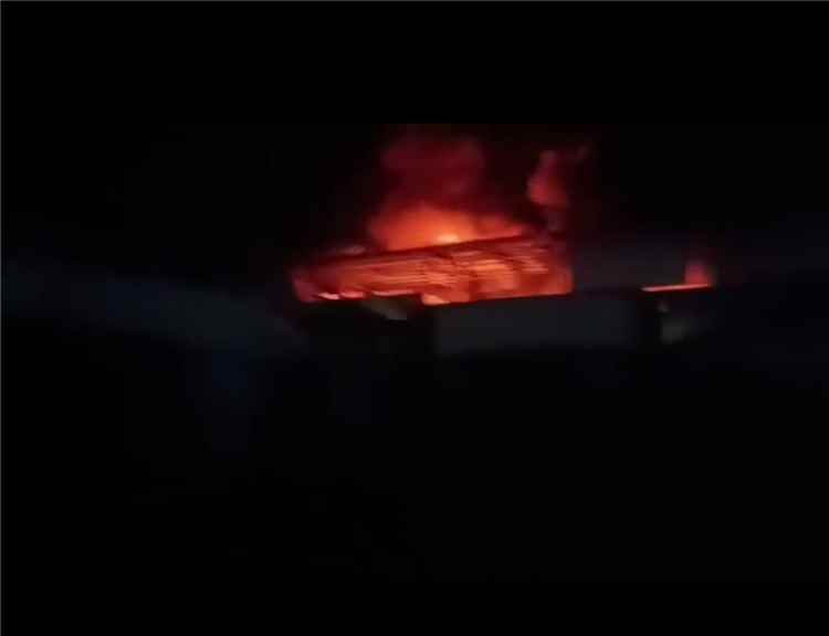 اخبار وردت الآن – حريق في مصنع للطلاء غربي تعز إثر سقوط صاروخ فشلت الجماعة الحوثية في إط
