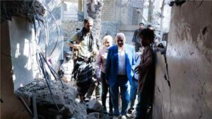 اخبار وردت الآن – محافظ تعز يتفقد المنزل المستهدف بالقصف الحوثي في مديرية المظفر ويوجّه بإ
