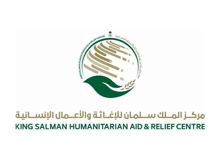 مركز الملك سلمان يضخ 60 ألف لتر من المياه على نازحي المـظفر ويوزع مساعدات في أبين وعدن