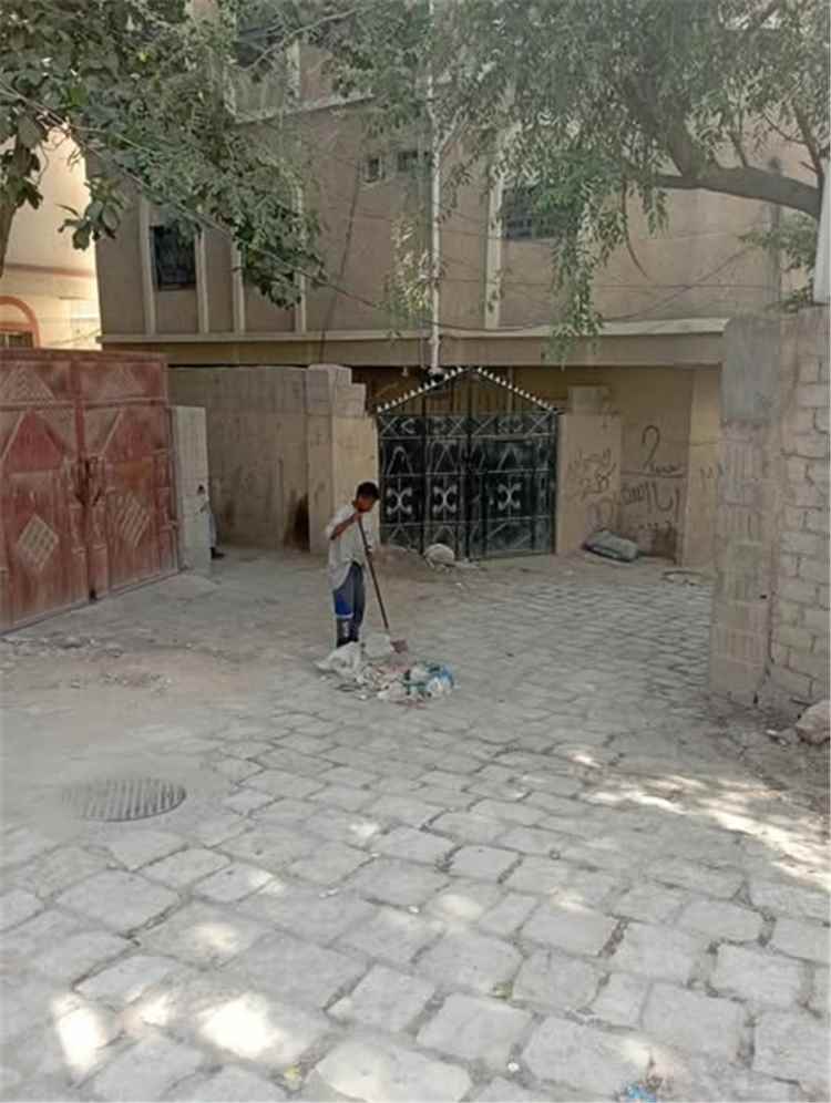 مشروع نظافة مديرية مدينة المكلا يواصل أعمال النظافة ورفع المخلفات في منطقة الغليلة بديس المكلا