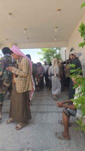 اخبار وردت الآن – وصول جرحى القصف الحوثي على معسكر العلم إلى مستشفى الهيئة السنة بشبوة